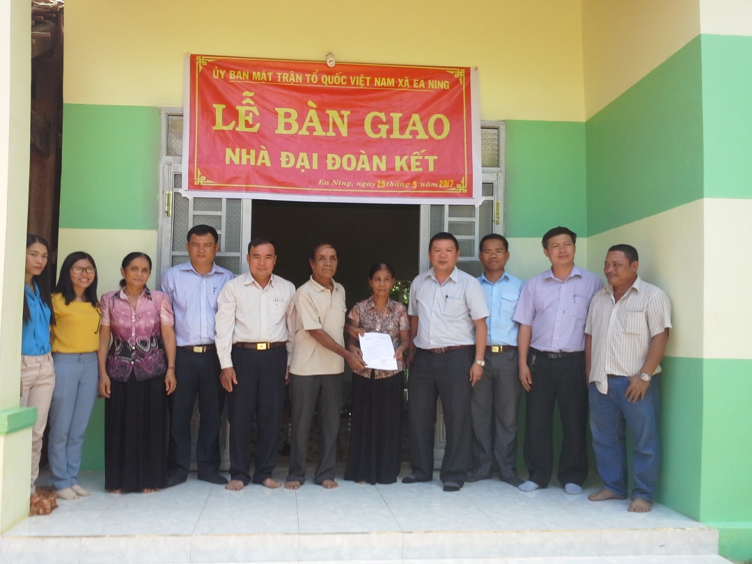 Ủy ban MTTQ huyện Cư Kuin trao nhà Đại đoàn kết cho người dân trên địa bàn huyện.