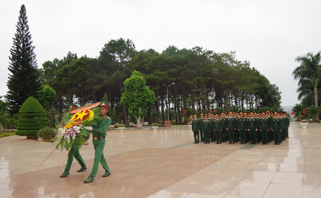 Đoàn đại biểu dâng hoa...