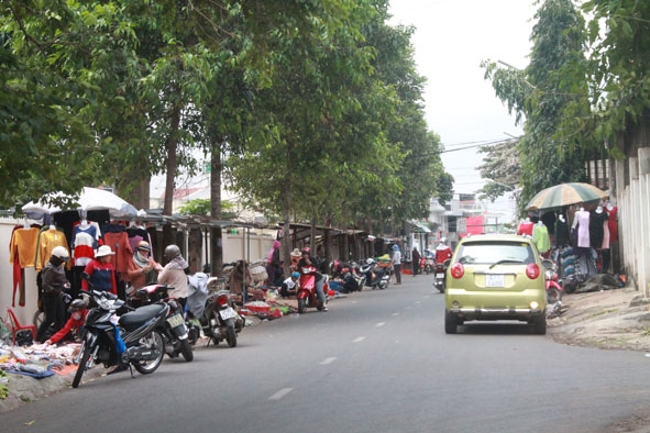 Các tiểu thương chợ Tân Thành lấn chiếm lòng lề đường làm nơi kinh doanh buôn bán.   