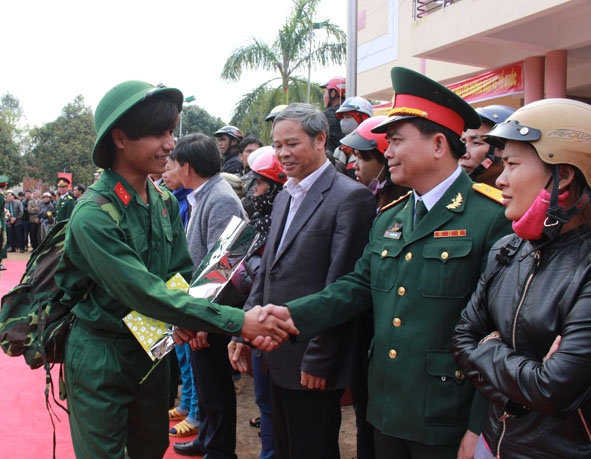 Tiễn thanh niên lên đường nhập ngũ năm 2017.