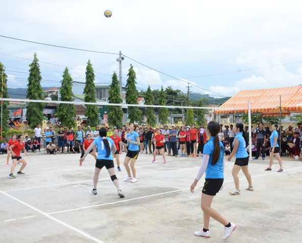 Một trận đấu môn bóng chuyền nữ tại Đại hội TDTT huyện M’Đrắk lần thứ VII, năm 2017.   