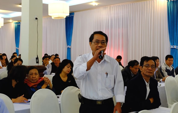 Đại diện doanh nghiệp trình bày ý kiến trong một Hội nghị Gặp mặt do tỉnh tổ chức. 