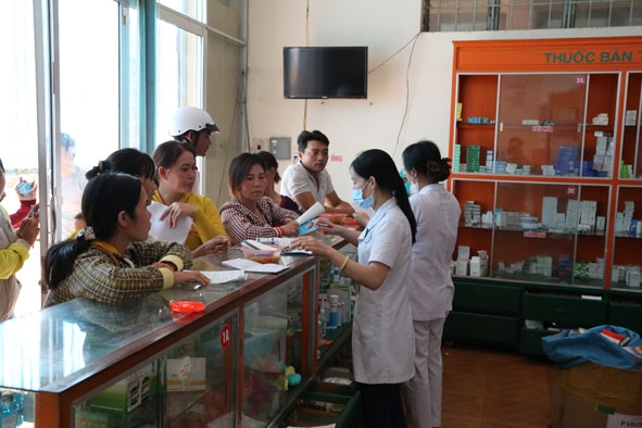 Người dân chỉ mua thuốc theo đơn của bác sĩ để tránh việc lạm dụng thuốc kháng sinh. 