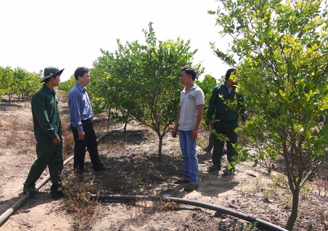Lãnh đạo Ban Dân vận Tỉnh ủy thăm hỏi đời sống của người dân tại Làng Thanh niên lập nghiệp xã Ya Lốp (huyện Ea Súp). 