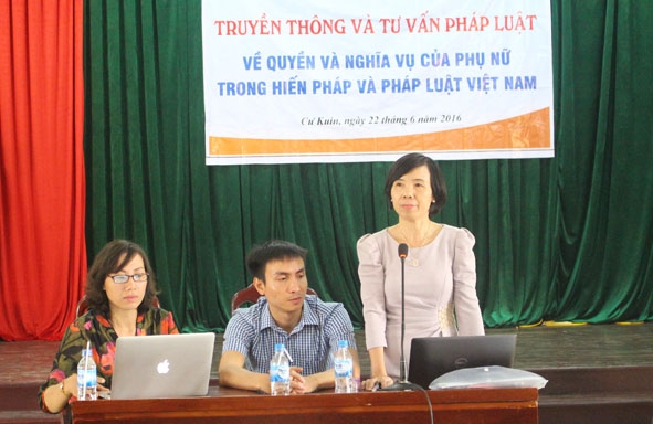 Cán bộ Hội LHPN tỉnh tư vấn pháp luật cho hội viên phụ nữ huyện Cư Kuin. 