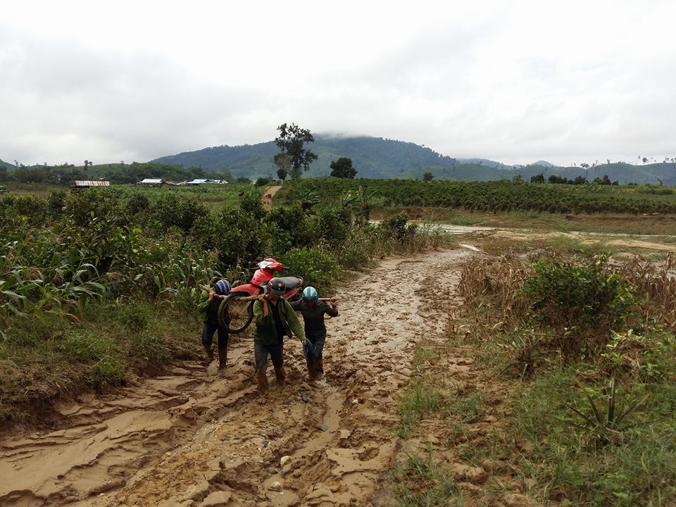 Đường đến trường lầy lội, trơn trượt.