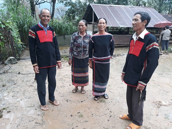 Già làng Ama Loát (bìa trái) vận động bà con trong buôn chấp hành tốt đường lối,  chính sách, pháp luật của Đảng, Nhà nước. 