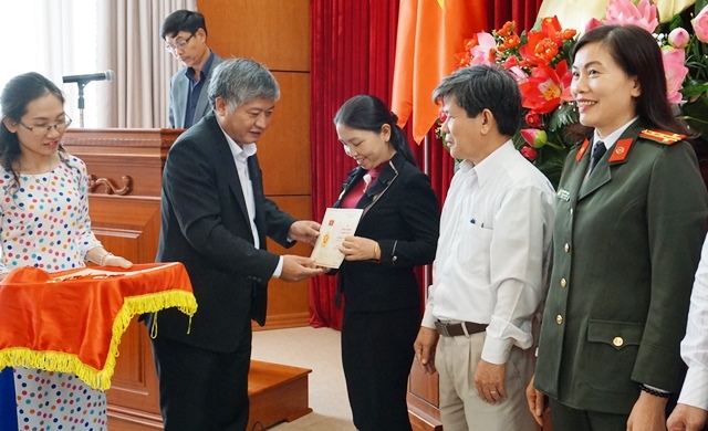 Phó Vụ trưởng Vụ Dân tộc, Ban Dân vận Trung ương Đỗ Thịnh trao Kỷ niệm chương Vì sự nghiệp Dân vận cho các cá nhân có nhiều đóng góp cho công tác dân vận.