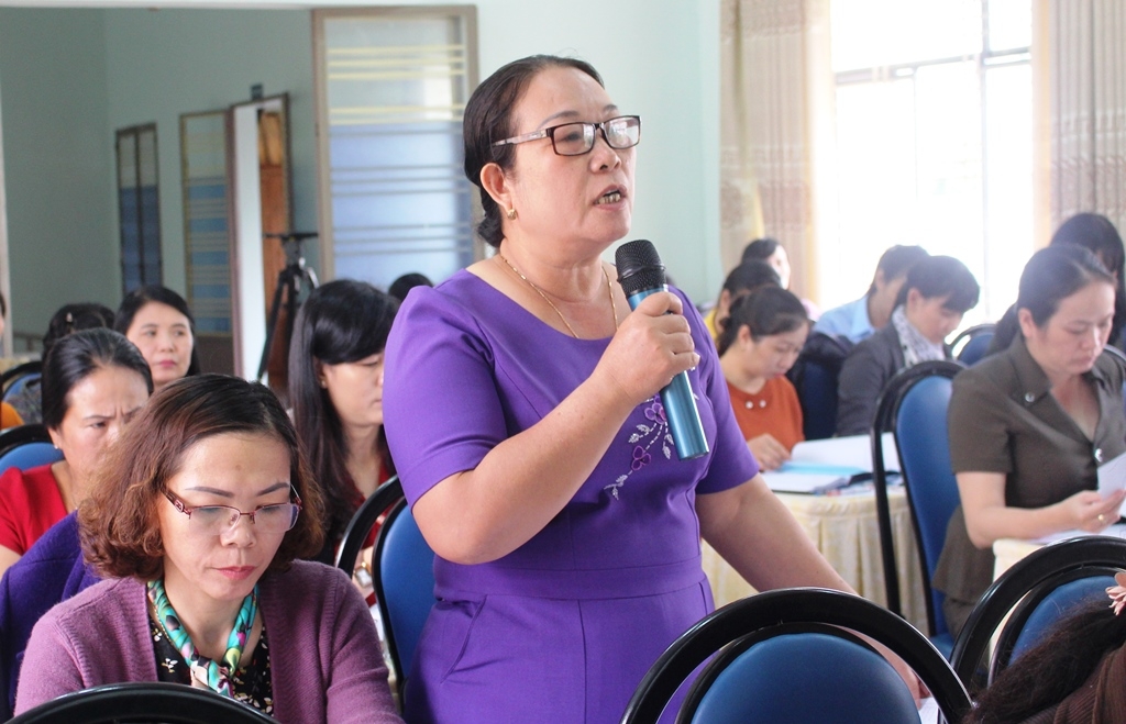 Đại diện Hội LHPN huyện Cư M'gar đóng góp ý kiến tại hội nghị