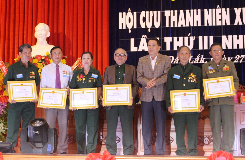Phó Chủ tịch UBND tỉnh Võ Văn Cảnh trao Bằng khen tặng các tập thể, cá nhân có thành tích xuất sắc trong công tác Hôi, nhiệm kỳ 2012 - 2016