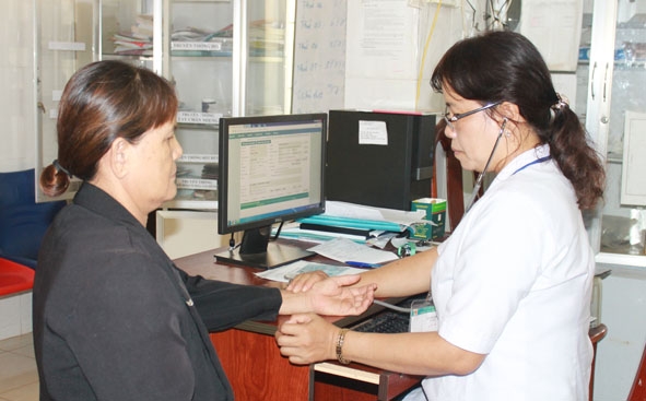 Khám chữa bệnh BHYT cho người dân tại Trạm Y tế phường Thống Nhất, thị xã Buôn Hồ.   Ảnh: K. Oanh 