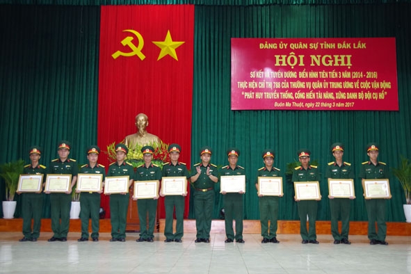 Lãnh đạo Bộ CHQS tỉnh tặng giấy khen cho các cá nhân điển hình tiên tiến trong thực hiện Chỉ thị 788. 