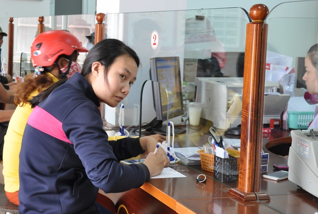 Khách hàng giao dịch tại Ngân hàng NN-PTNT Chi nhánh Krông Pắc