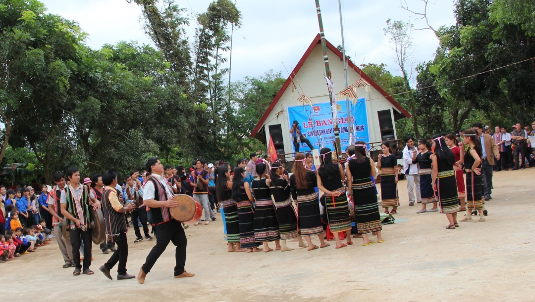 Múa, đánh cồng chiêng khai mạc lễ hội