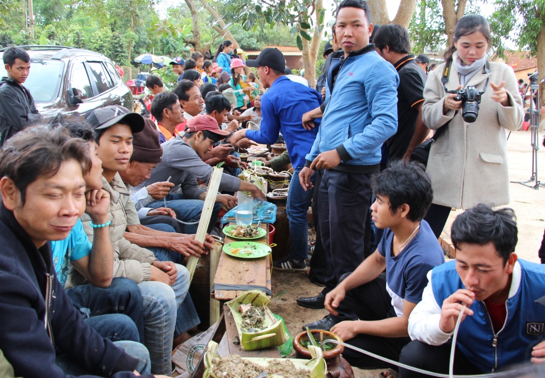 và cùng nhau ăn bữa cơm mới đầu năm sau vụ thu hoạch vừa qua