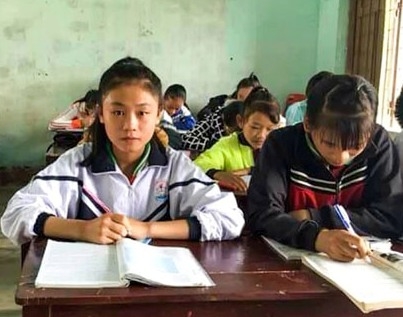 Nông Thị Hà quyết tâm học giỏi để thay đổi cuộc đời. Ảnh: Djuang