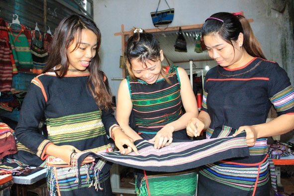 Các sản phẩm thổ cẩm đẹp, nhưng khó khăn trong việc tìm thị trường tiêu thụ.  Ảnh: Duy Tiến