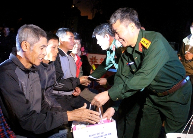 Ban tổ chức chương trình “Vì bình yên cuộc sống” trao quà tặng các nạn nhân bom mìn, vật nổ sau chiến tranh.