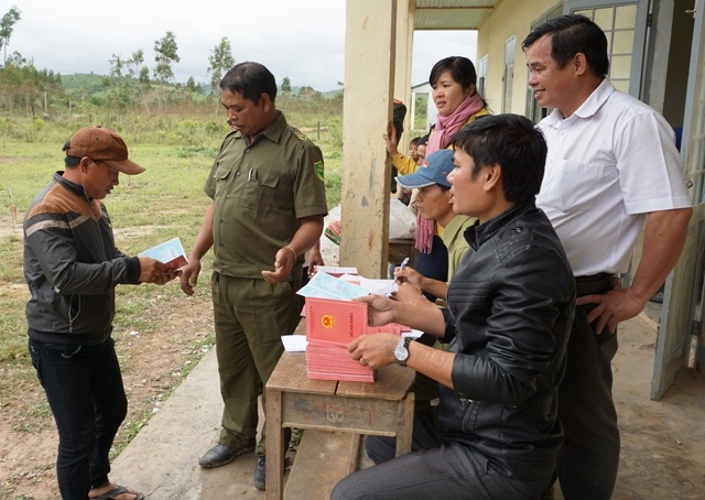 Công an xã Cư Pui giải thích giúp người dân hiểu những thông tin ghi trong hộ khẩu. 