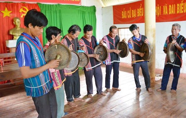 Đội cồng chiêng của buôn đang luyện tập.
