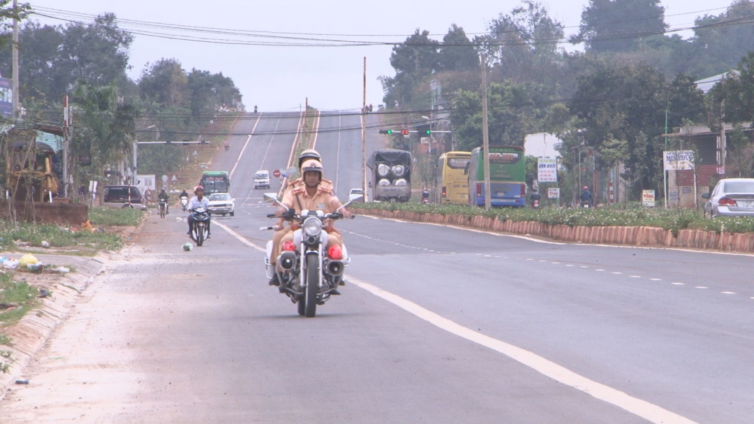 Lực lượng Cảnh sát giao thông tuần tra, kiểm soát trên tuyến đường tránh phía Tây TP. Buôn Ma Thuột.