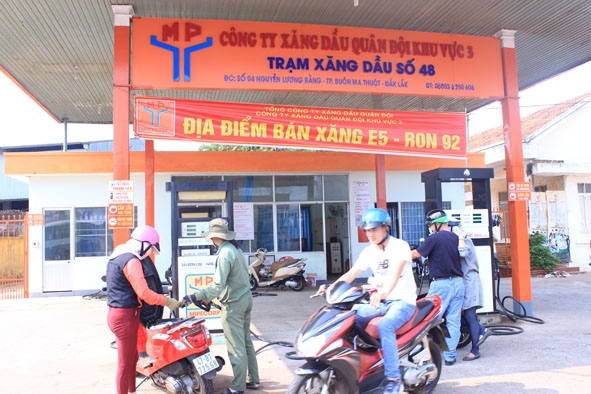 Khách đổ xăng E5 tại cửa hàng của Công ty xăng dầu Quân đội khu vực 3.