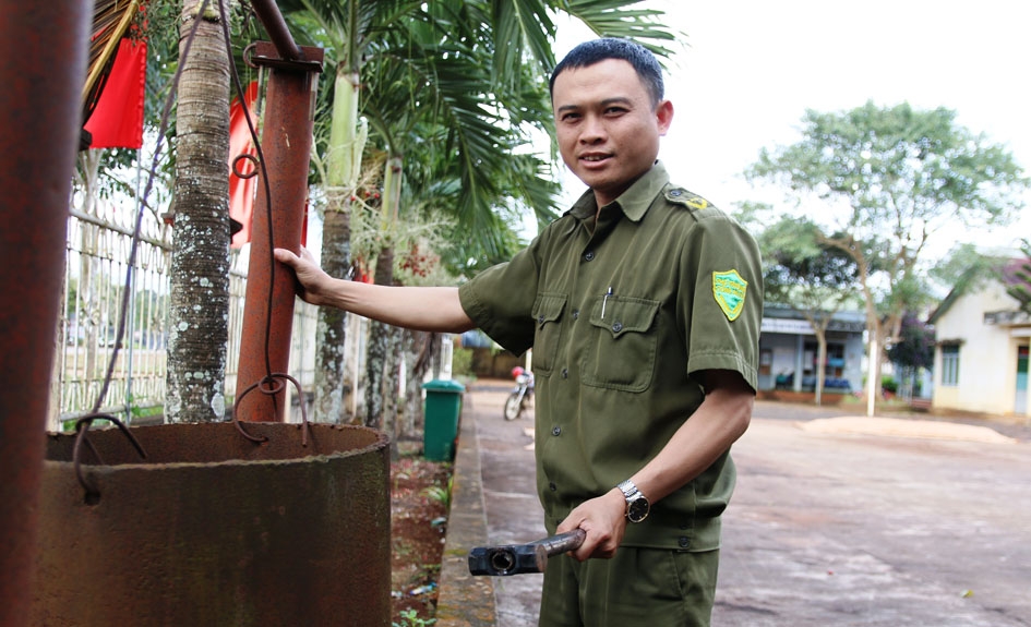 Anh Nguyễn Hùng Vĩ, Phó trưởng Công an xã Ea Kpam giới thiệu về mô hình “Tiếng kẻng an ninh”.