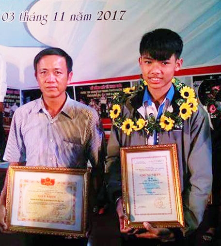 Nguyễn Văn Quý (phải) nhận giải Ba tại Cuộc thi sáng tạo thanh thiếu niên nhi đồng tỉnh Đắk Lắk lần thứ V, năm học 2016-2017.