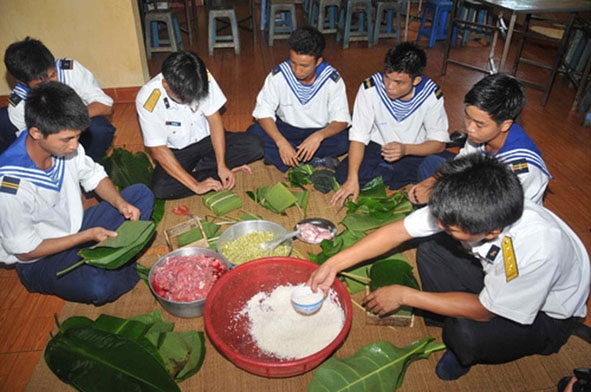 Các chiến sĩ gói bánh chưng đón Tết.   