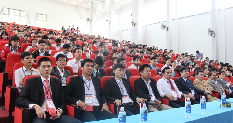 Đông đảo đại biểu và học sinh tham dự cuộc thi.