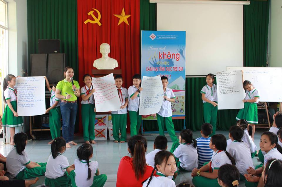 Các em học sinh hào hứng  trải nghiệm trong chương trình kỹ năng sống “Nói không với xâm hại tình dục trẻ em”.