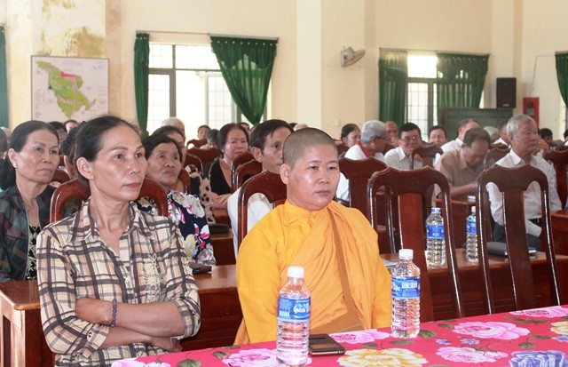 Cử tri tham gia buổi tiếp xúc tại xã Hòa Xuân