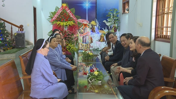  	Lãnh đạo Bộ Công an và Công an tỉnh thăm, chúc mừng các nữ tu sĩ dòng tu Nữ Vương Hòa Bình (TP.Buôn Ma Thuột) nhân dịp lễ Giáng sinh 2017.