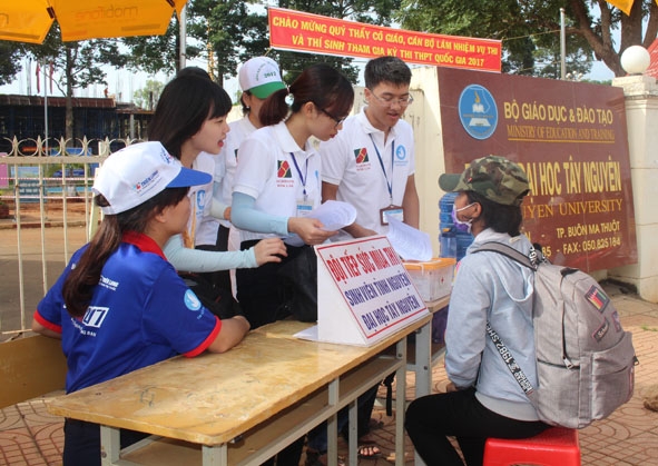 Sinh viên Trường Đại học Tây Nguyên tư vấn cho thí sinh và người nhà trong kỳ thi THPT quốc gia năm 2017.   