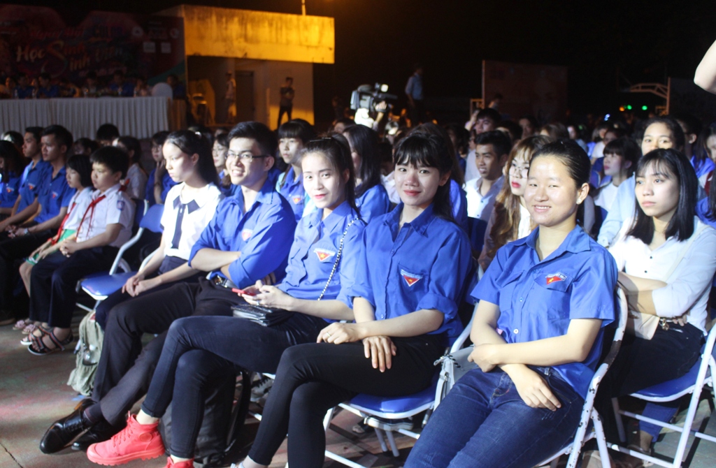 Đông đảo học sinh, sinh viên tham dự đêm hội