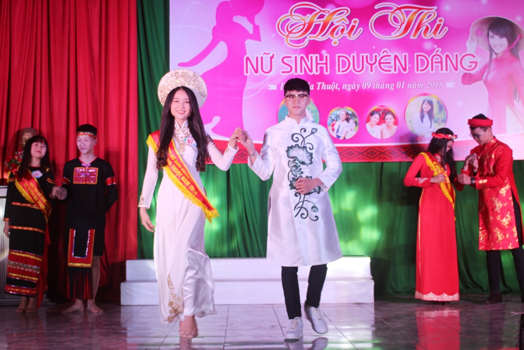 Các thí sinh dịu dàng trong phần thi trang phục truyền thống