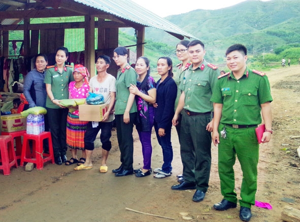 Đoàn Thanh niên Công an tỉnh thăm hỏi, tặng quà người dân xã Yang Mao (huyện Krông Bông).   