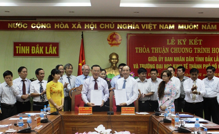 Đại diện hai đơn vị ký kết thỏa thuận hợp tác.