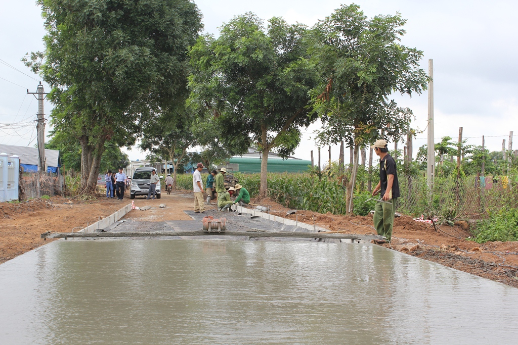 Một công trình giao thông nông thôn đang được xây dựng tại xã Ea Mnang, huyện Cư M'gar