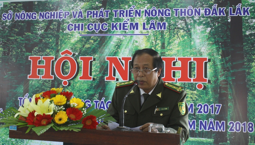Ông Y Sy, Chi cục trưởng Chi cục Kiểm lâm phát biểu tại hội nghị