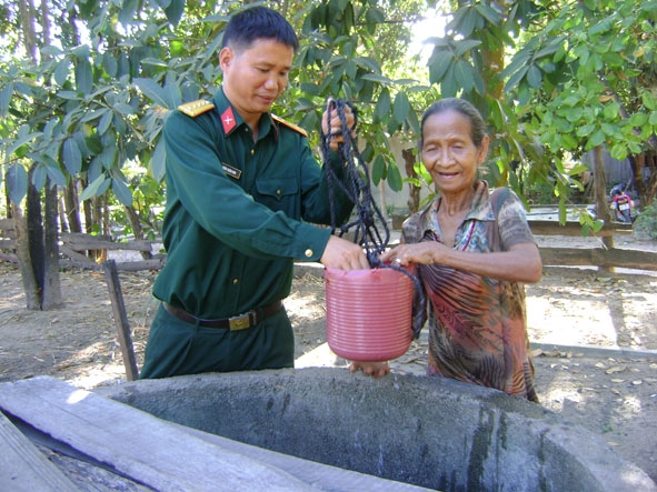 Cán bộ Ban Chỉ huy Quân sự huyện Ea Súp thăm hỏi đời sống người dân trên địa bàn. 