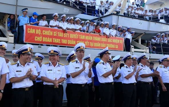 Những tràng  pháo tay  thể hiện niềm tin quyết thắng. 