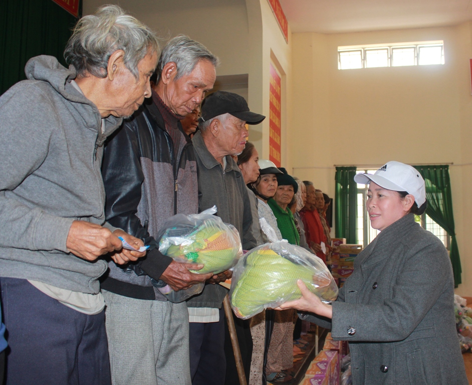 Trao quà tặng các hộ nghèo, có hoàn cảnh khó khăn trên địa bàn phường Khánh Xuân.