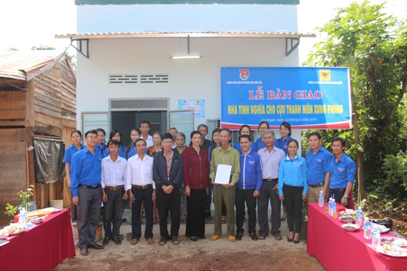 Đại diện các đơn vị bàn giao nhà Tình nghĩa cho cựu thanh niên xung phong tại huyện Cư M'gar.
