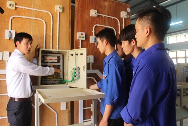 Tiết học thực hành của lớp Điện công nghiệp 42C. 