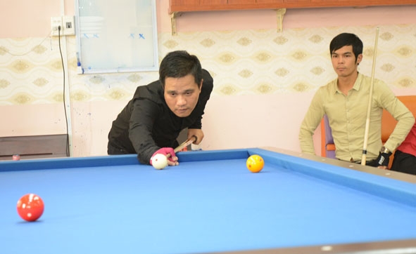 Tay cơ Phạm Minh Khiêm (bên trái) TP. Buôn Ma Thuột đoạt huy chương Vàng cả 2 nội dung carom 3 băng và 1 băng môn billards tại Đại hội Thể dục thể thao tỉnh lần thứ VIII.