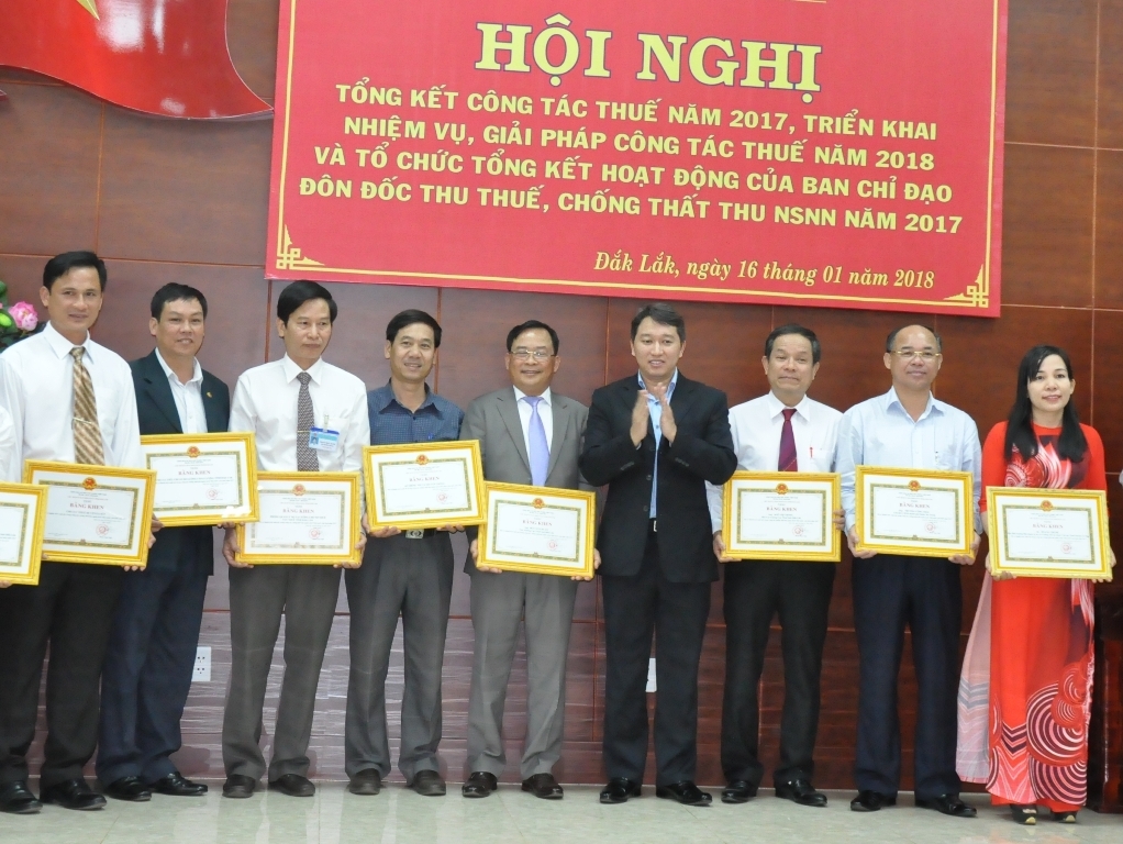 Phó Chủ tịch Thường trực UBND tỉnh Nguyễn Hải Ninh trao Bằng khen của UBND tỉnh tặng các tập thể, cá nhân