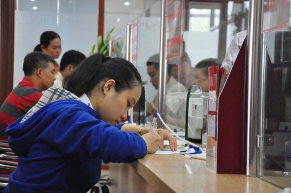 Khách hàng  giao dịch tại Agribank Đắk Lắk.
