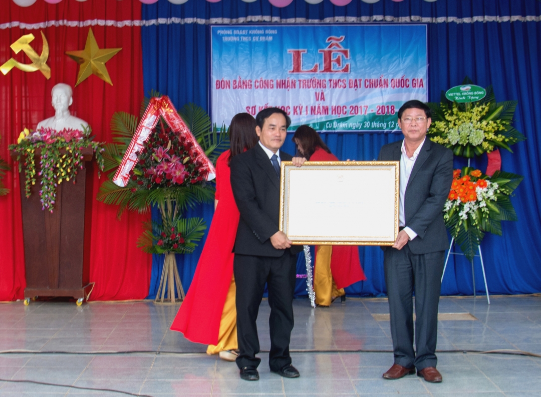 Trường THCS Cư Đrăm (xã Cư Đrăm) vừa đón nhận Bằng công nhận đạt chuẩn quốc gia mức độ 1. 