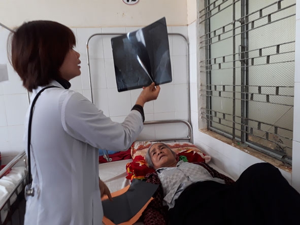          Bác sĩ Bệnh viện Đa khoa tỉnh thăm khám cho bệnh nhân mắc bệnh cơ xương khớp.    Ảnh: Q.Nhật
